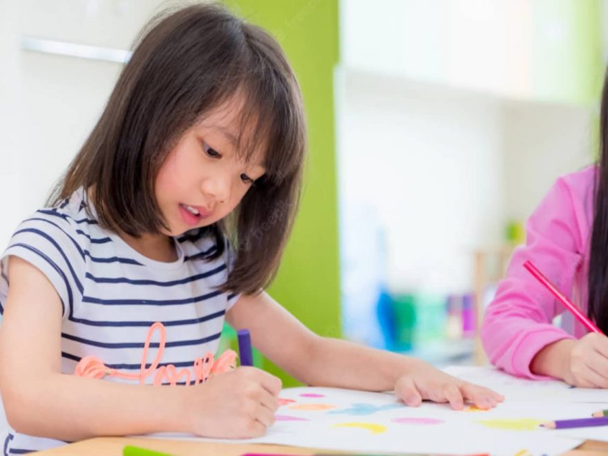benefícios para crianças desenharem e colorirem